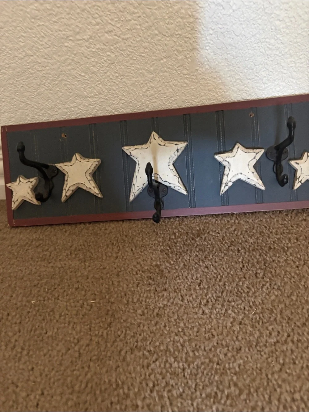 Farmhouse Star Wall Hook Rack in Beige and Black -